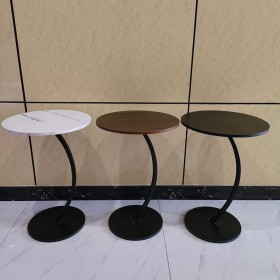 طاولة جانبية خشبية أنيقة الكنبة او لسرير